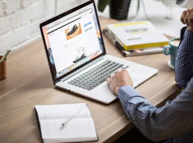Mann plant Unternehmen Marketing am Laptop