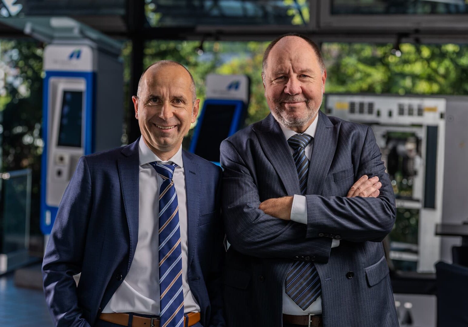 Unternehmensfotografie Porträtfoto für die Deutsche Mechatronics, das zwei Führungskräfte selbstbewusst im Team zeigt