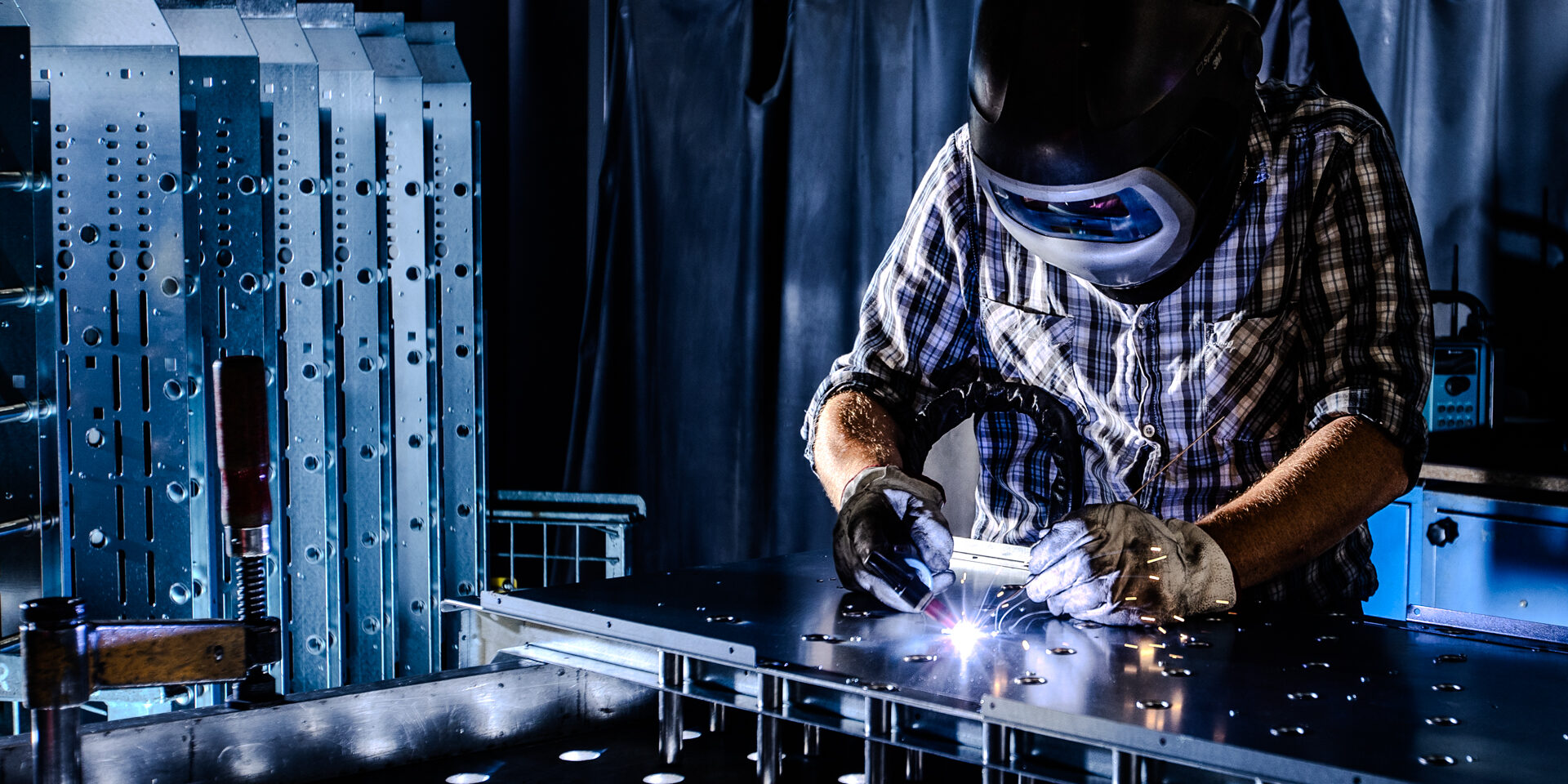 Unternehmensfotografie aus dem Imagefilm für die Deutsche Mechatronics, das einen Schweißer bei der Arbeit zeigt