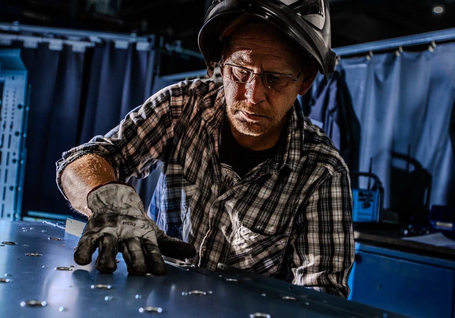 Unternehmensfotografie aus dem Imagefilm für die Deutsche Mechatronics, das einen Schweißer bei der Qualitätsprüfung zeigt