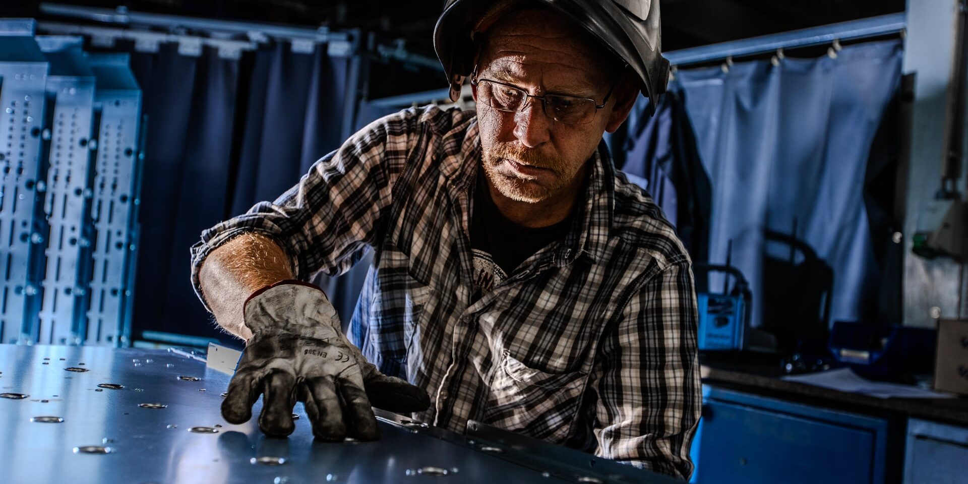 Unternehmensfotografie aus dem Imagefilm für die Deutsche Mechatronics, das einen Schweißer bei der Qualitätsprüfung zeigt