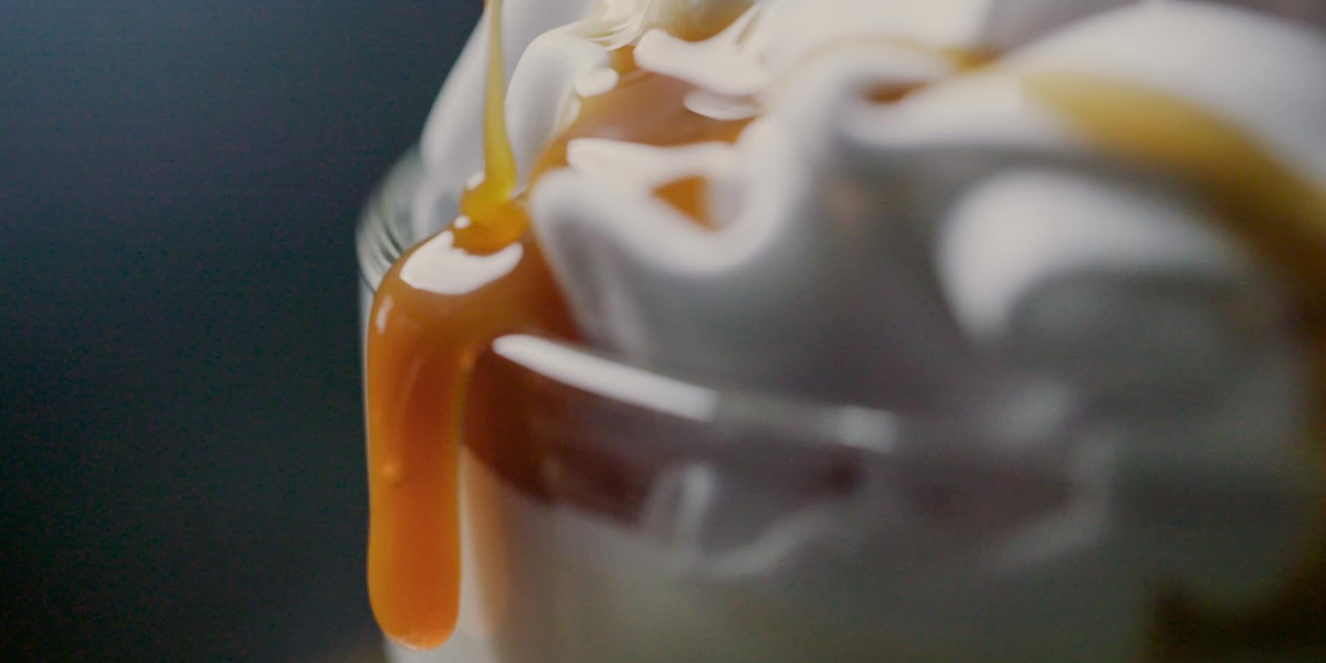 Food Photography Gastronomie Werbevideo für Landhotel Kallbach, das ein Softeis mit Karamellsauce zeigt