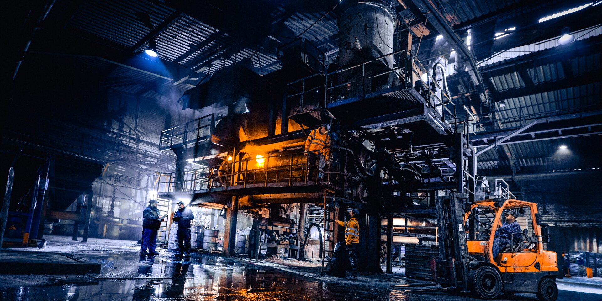 Professionelle Image Industriefotografie für das Unternehmen Hoesch Granules, das die Industrie-Anlage und Mitarbeiter episch inszeniert