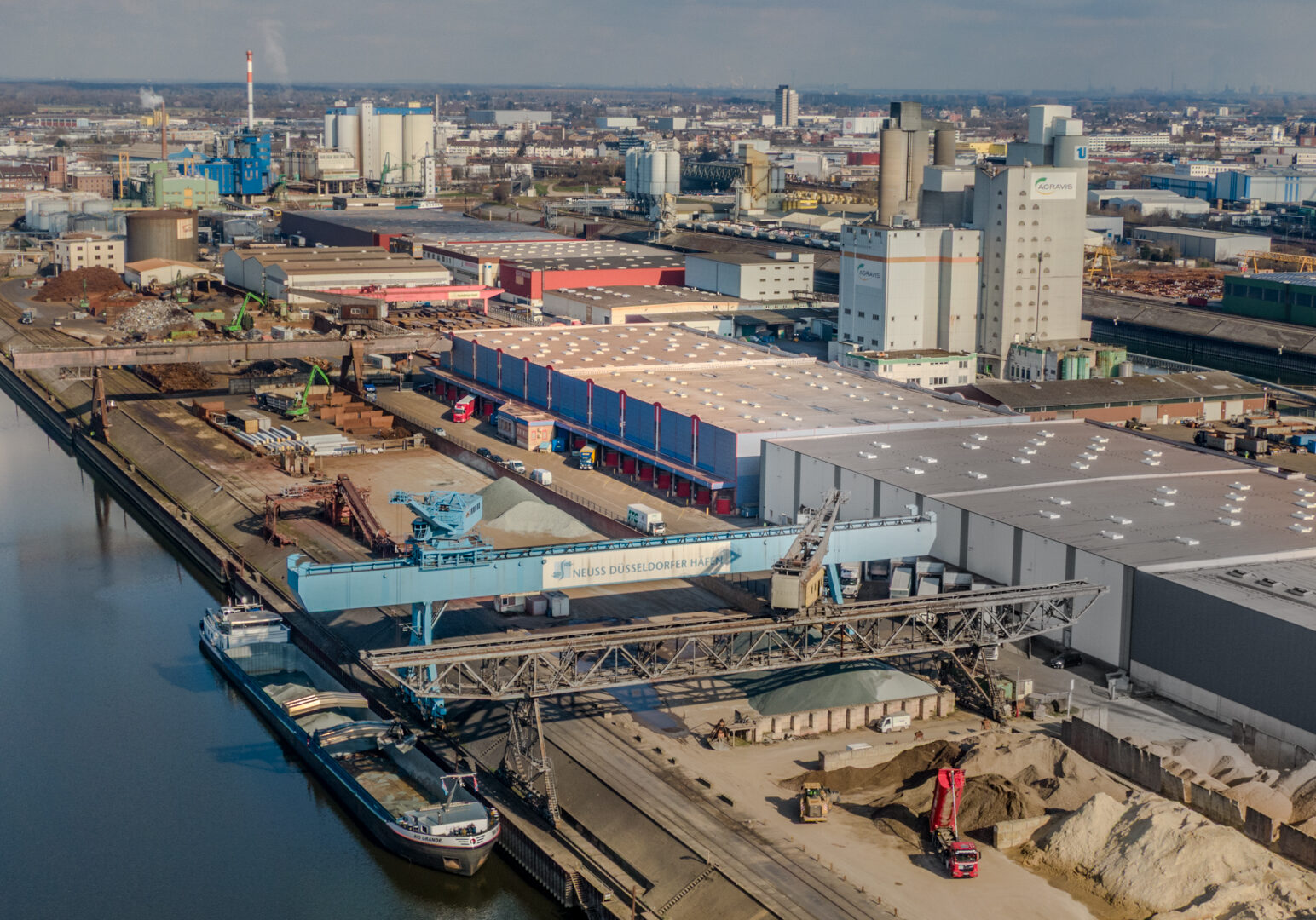 Imagefilm Industriefotografie für Nelo Neuss Logistik, die ein Industriegebiet im Hafen aus der Luftperspektive zeigt