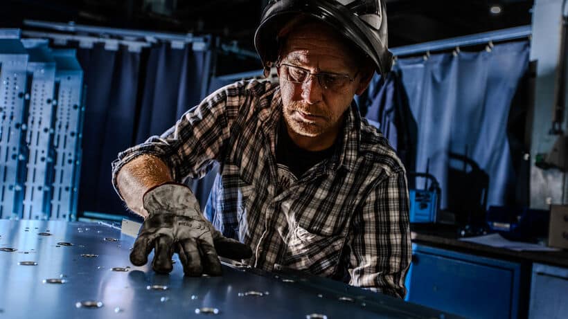 Unternehmensfotografie aus dem Imagefilm für die Deutsche Mechatronics, das einen Schweißer bei der Qualitätsprüfung zeigt