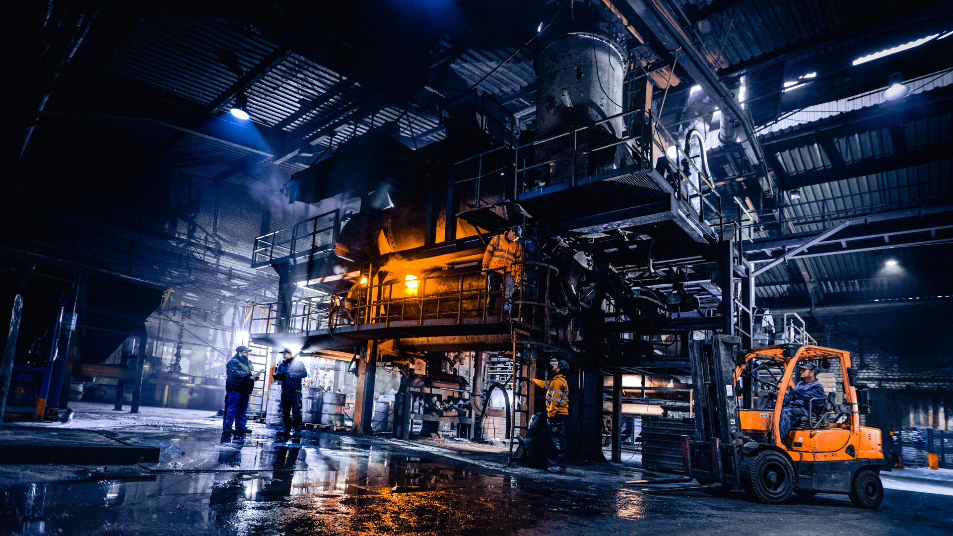 Professionelle Image Industriefotografie für das Unternehmen Hoesch Granules, das die Industrie-Anlage und Mitarbeiter episch inszeniert