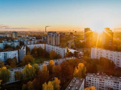 Luftaufnahmen einer Stadt im Sonnenuntergang