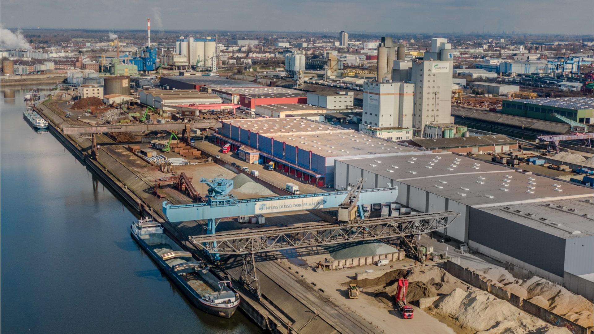 Imagefilm Industriefotografie für Nelo Neuss Logistik, die ein Industriegebiet im Hafen aus der Luftperspektive zeigt