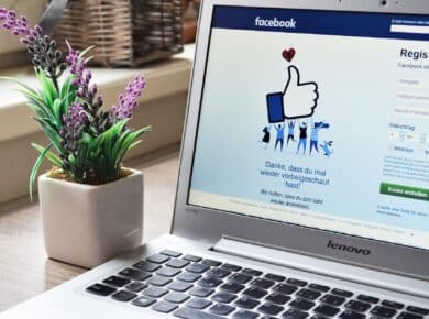 Laptop mit Social Media Facebook auf Schreibtisch mit Lavendel
